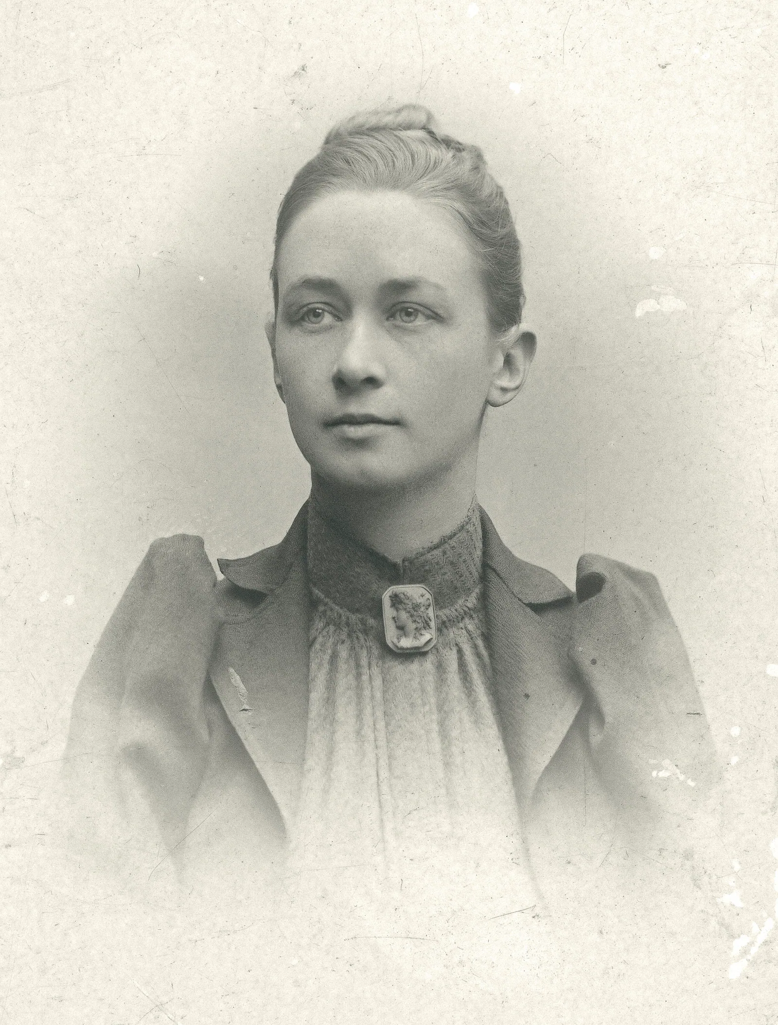 Portrait photographique en noir et blanc de Hilma af Klint publié en 1901.