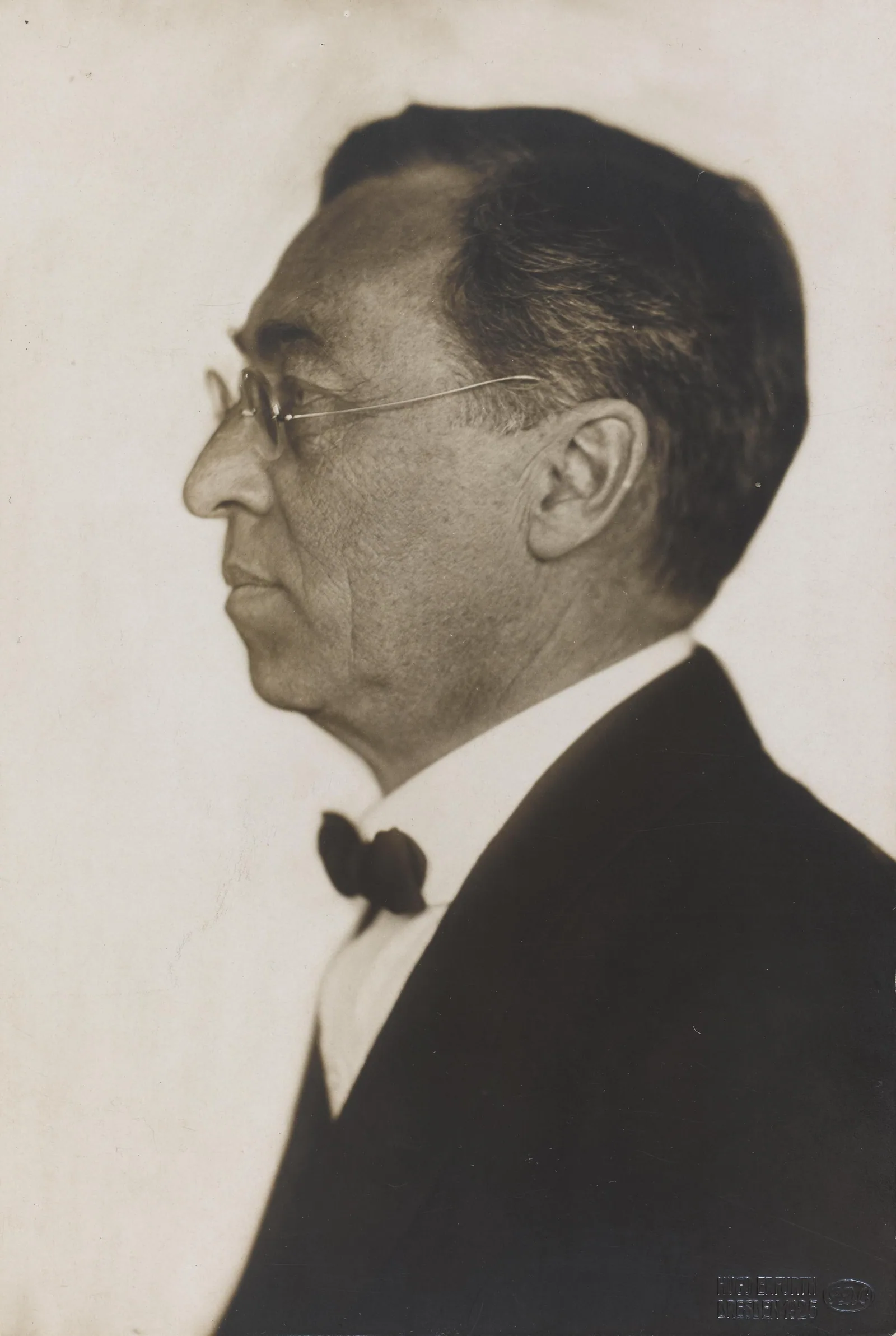 Portrait photographique de Wassily Kandinsky en 1925.