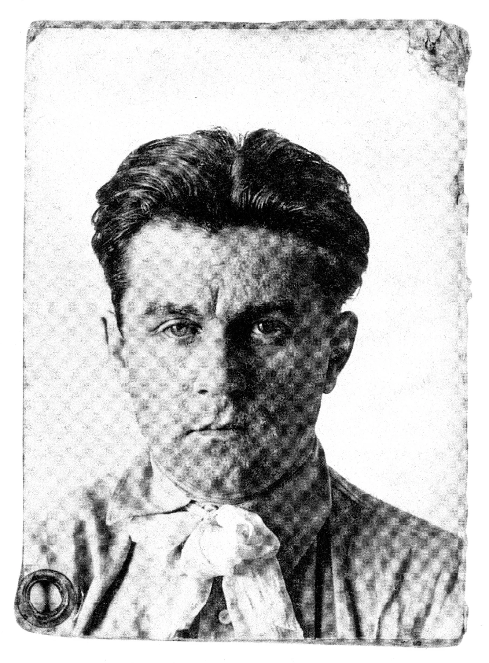 Portrait photographique en noir et blanc de Kasimir Malevitch.