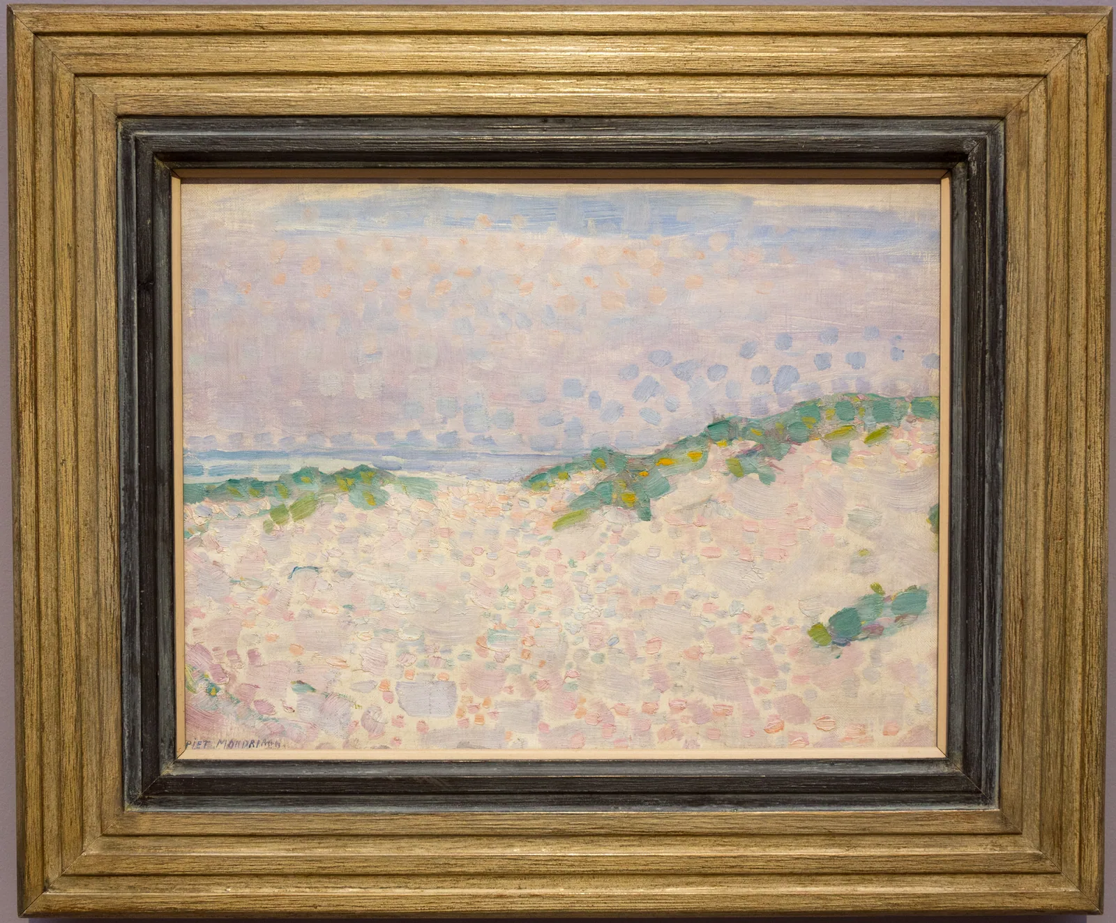 Étude pointilliste de dunes et de mer peinte par Piet Mondrian en 1909.